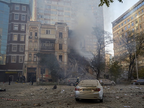 La Russie frappe Kiev et l'Ukraine avec des drones kamikazes
