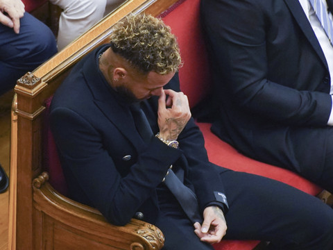 A un mois du Mondial, Neymar jugé pour corruption à Barcelone