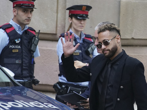 Neymar signe ce qui son père lui dit de signer