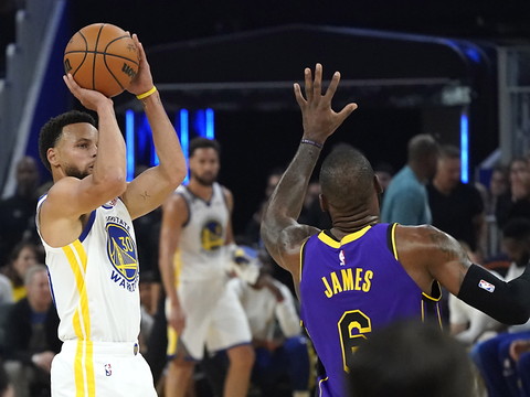 Les Warriors de Stephen Curry matent les Lakers