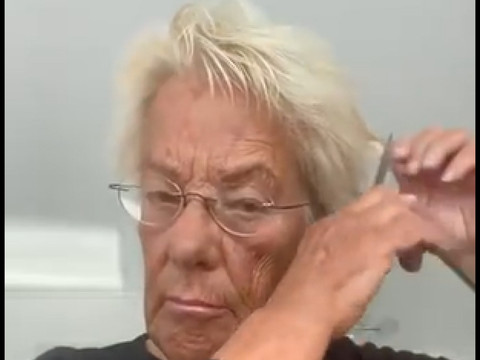 Des femmes suisses se coupent une mèche de cheveux par solidarité