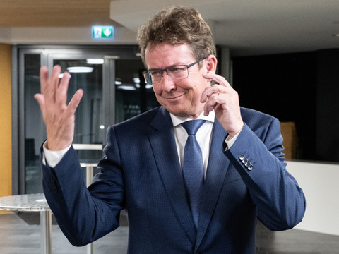 Cinq candidats pour succéder à Ueli Maurer