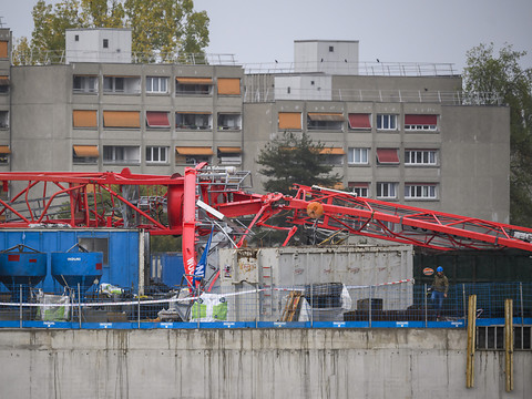 Une grue de 50 mètres se renverse à Lausanne - une personne décédée