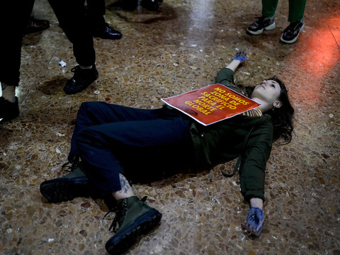 Des militants d'Extinction Rebellion collés à des voitures de sport