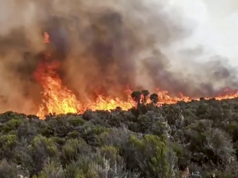 L'incendie sur le Kilimandjaro est 