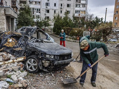 La Russie frappe l'électricité et le carburant ukrainien
