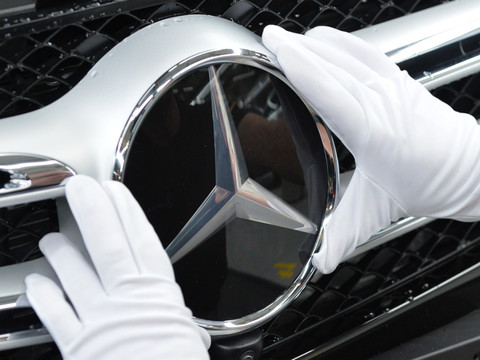 Mercedes-Benz double son bénéfice, mais reste prudent pour la suite