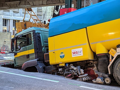 Un camion s'enfonce dans la chaussée à Zurich à cause d'un chantier