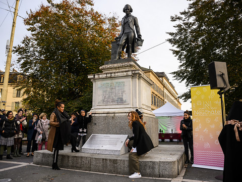 Statue de Pury: oeuvre d'art et plaque explicative installées