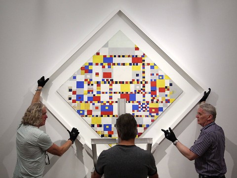 Tableau du peintre Piet Mondrian accroché à l'envers depuis 77 ans