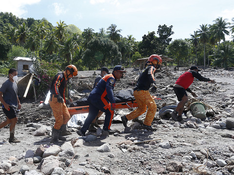 La tempête Nalgae frappe Manille et s'éloigne des Philippines