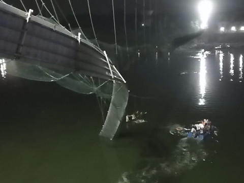 Un pont suspendu s'effondre en Inde: au moins 75 morts