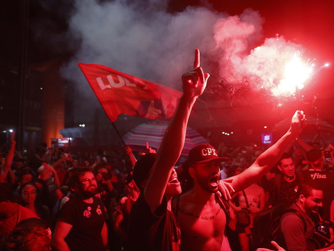 La victoire de Lula saluée dans le monde, mandat compliqué en vue