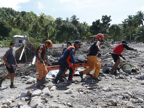 Le bilan de la tempête atteint 98 morts