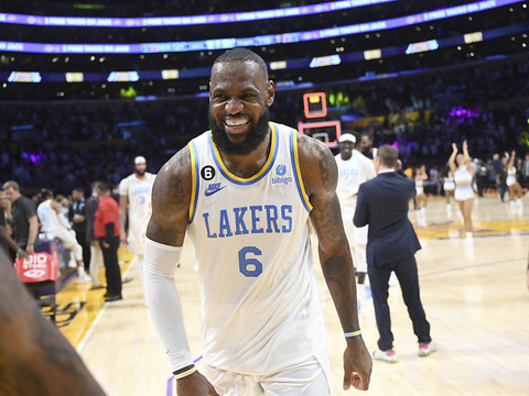 Une première victoire pour les Lakers
