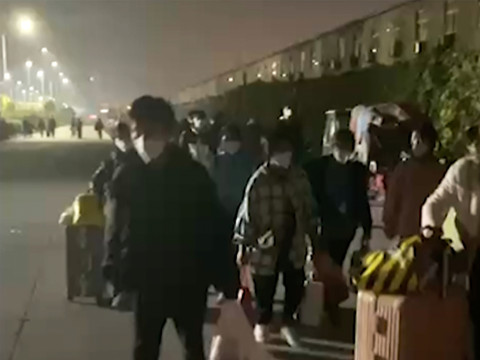 Une usine d'iPhone confinée en Chine, les employés s'enfuient