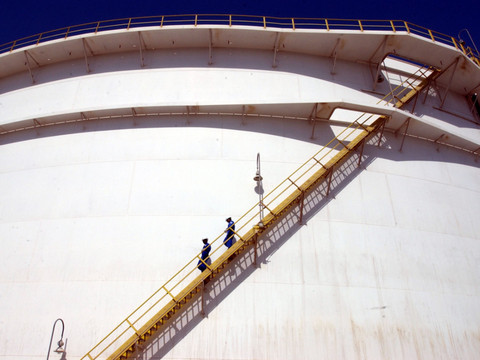 Le pétrole poursuit sa hausse en attendant la Fed