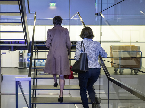 Un retrait qui arrange le PS, selon les journaux