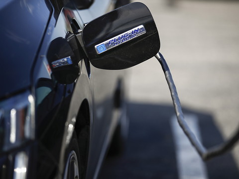 Automobile: recul inédit de l'hybride rechargeable en Europe