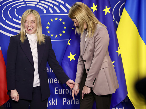Giorgia Meloni fait ses premiers pas, prudents, à Bruxelles