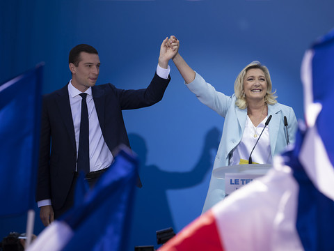 Largement élu, Bardella succède à Marine Le Pen à la tête du RN