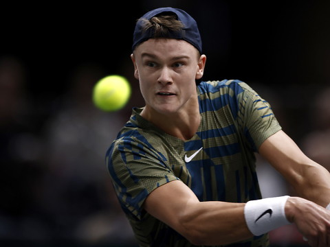 Rune sort Auger-Aliassime en demi-finale à Paris