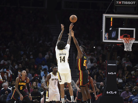 Capela réussit 21 points et 19 rebonds face à New Orleans