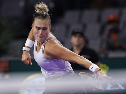 Sabalenka surprend Swiatek et défiera Garcia en finale