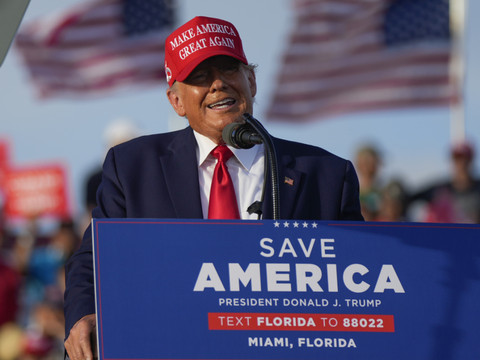 Trump et Biden chauffent leurs troupes