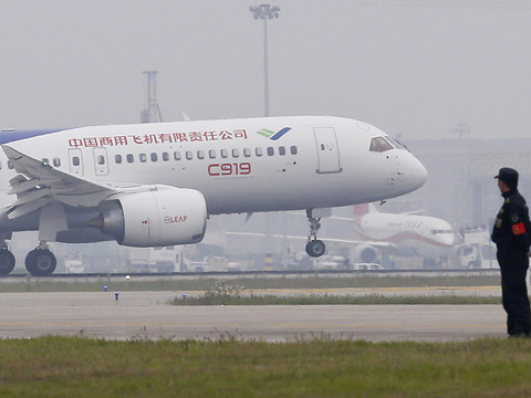 Le C919, concurrent chinois de l'A320, présenté au public