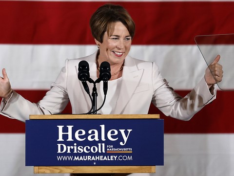 Maura Healey, première gouverneure lesbienne élue dans le pays