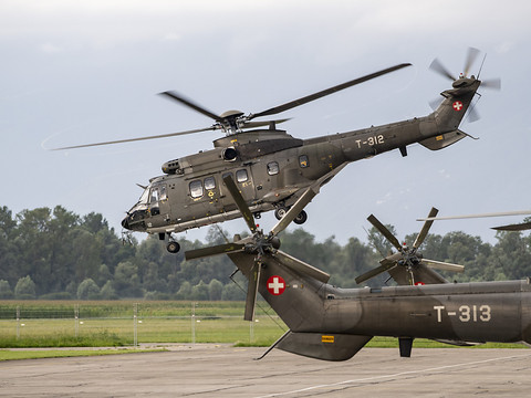 Scuol: un Superpuma des Forces aériennes secourt un octogénaire