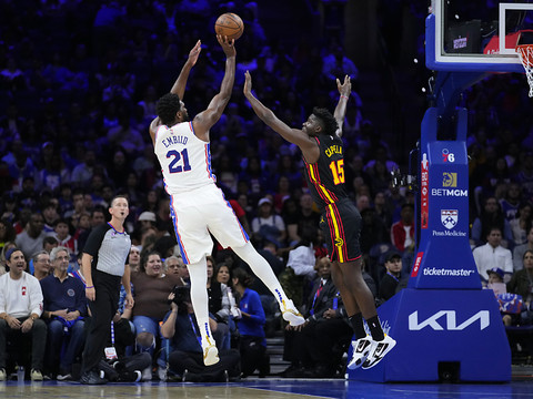 Embiid et les Sixers font plier les Hawks