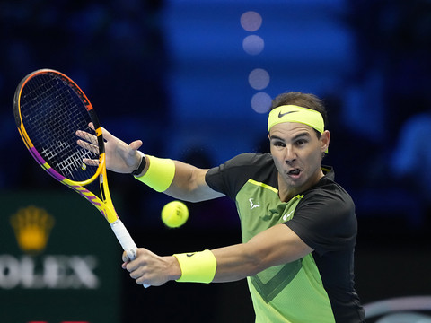 Nadal battu pour son entrée en lice à Turin