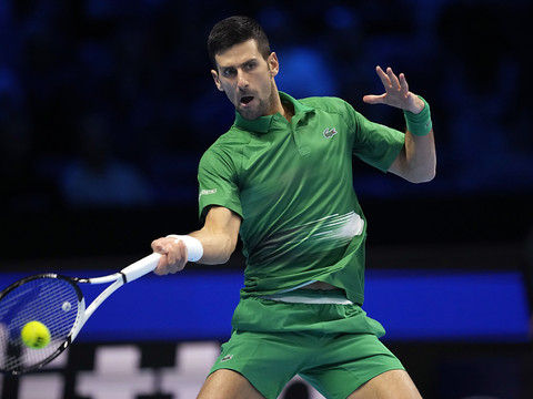 Djokovic domine Tsitsipas en deux sets