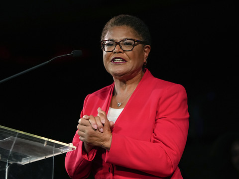 Karen Bass devient la première femme maire de Los Angeles