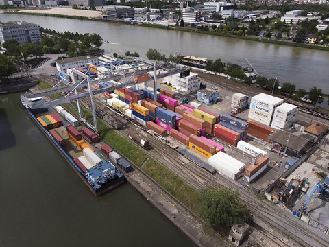 Le commerce extérieur suisse ralentit en octobre