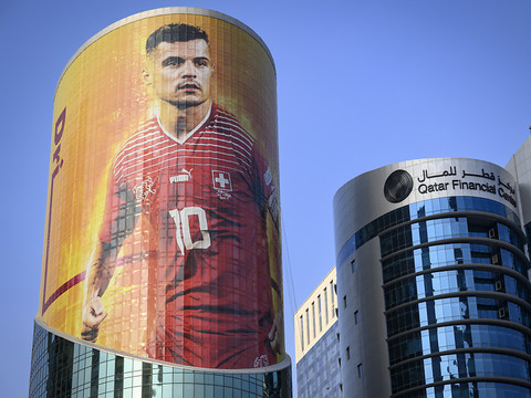 Un poster géant de Granit Xhaka sur un building de Doha