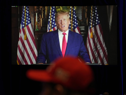 Trump ovationné mais aussi critiqué lors d'une réunion républicaine