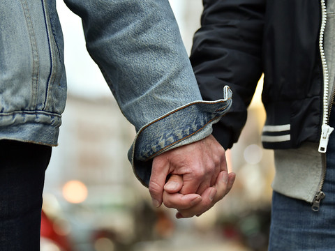 Couples homosexuels: droit de l'enfant à la paternité violé
