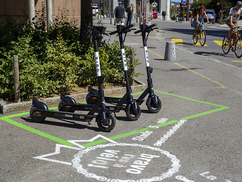 Nombre de trottinettes et vélos circulent sans éclairage conforme