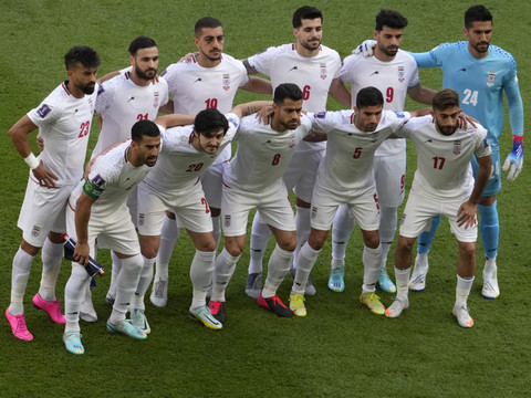 Les joueurs iraniens chantent leur hymne national