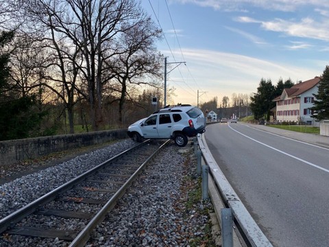 Une quinte de toux le coince sur une voie ferrée