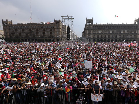Marée humaine au Mexique en soutien au président Obrador