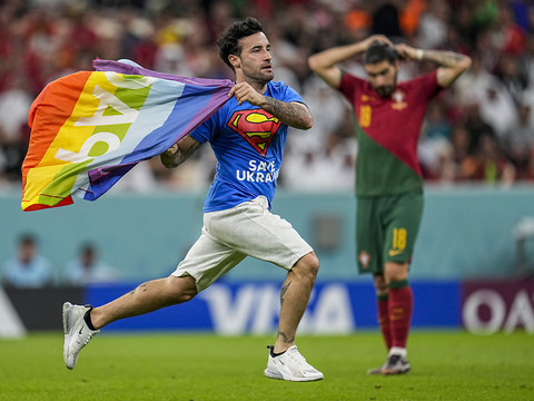 L'envahisseur de terrain au drapeau arc-en-ciel a été relâché