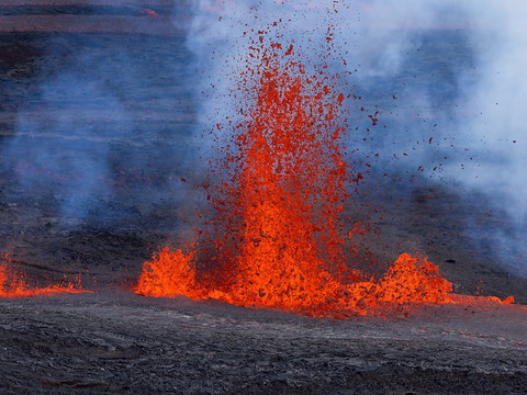 A Hawaï, le Mauna Loa crache des fontaines de lave hautes de 60 m