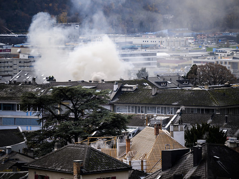 Un feu se déclare sur le toit d'un immeuble en ville de Sion