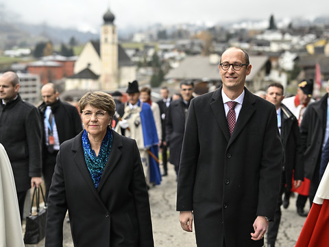 Fêté à Disentis, Martin Candinas reçoit un cadeau de Viola Amherd
