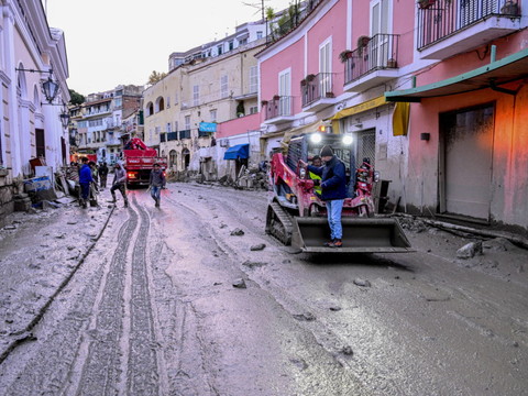 Le bilan du glissement de terrain à Ischia grimpe à 11 morts