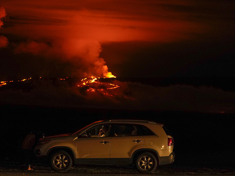 A Hawaï, le Mauna Loa menace l'une des principales routes de l'île